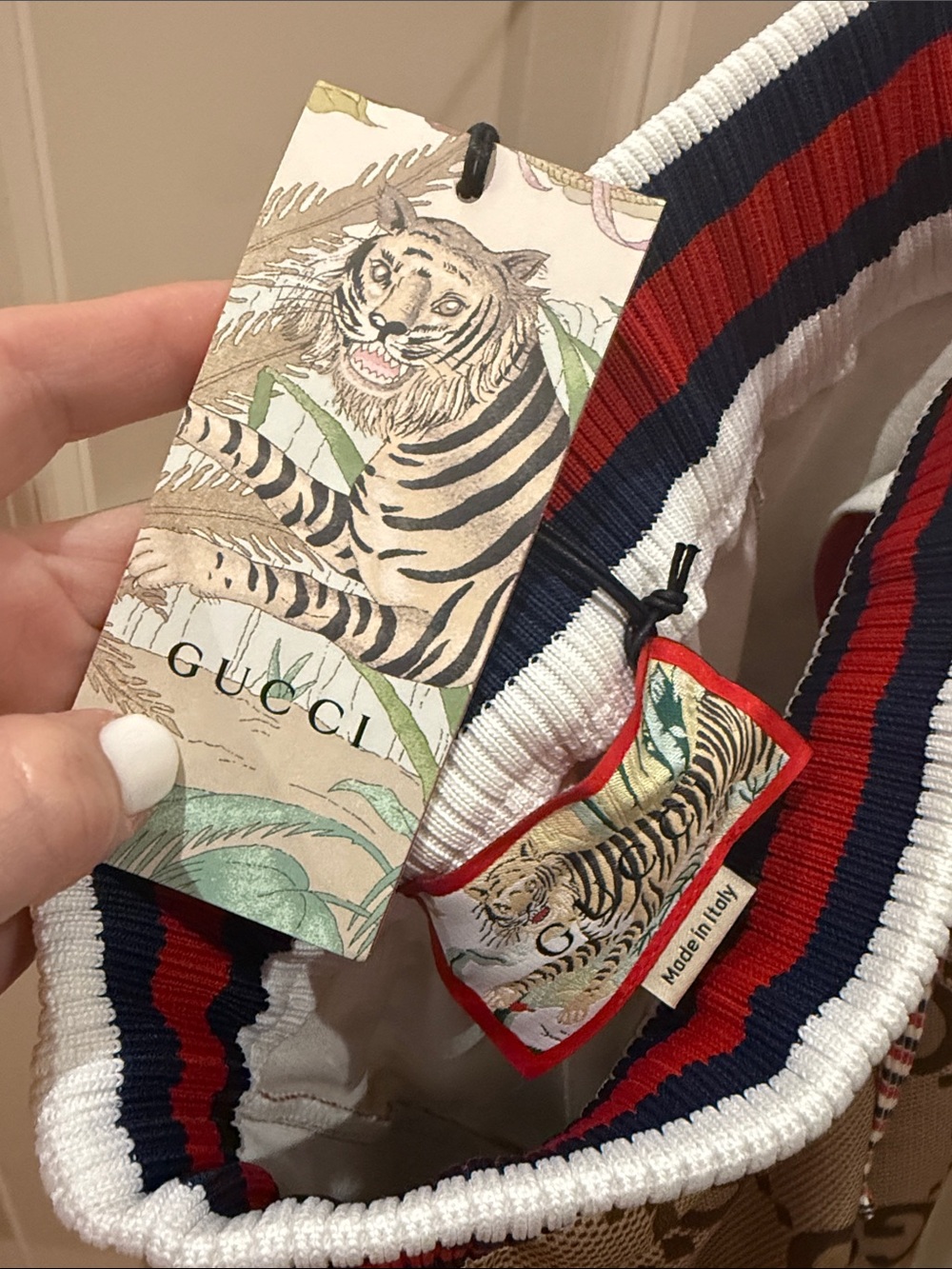 Gucci capri loose large logo pants. Size medium BNWT. Never worn. - Picture 9 of 10